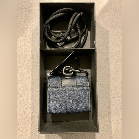 MICHAEL MICHAEL KORS
Hudson Logo Lanyard Case for Apple AirPods Pro® - Picture 2 of 8